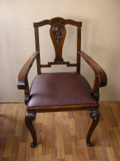 Реставрирано старинно кресло с тапицерия от кожа и основа от пружини